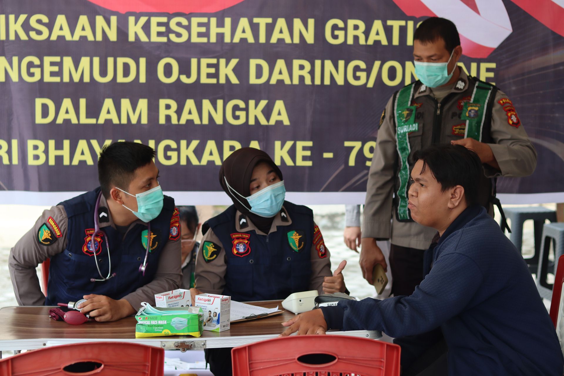 Polri Untuk Masyarakat, Biddokkes Polda Kalteng Gelar Bakti Kesehatan Beri Layanan Rikkes Gratis bagi Ojol