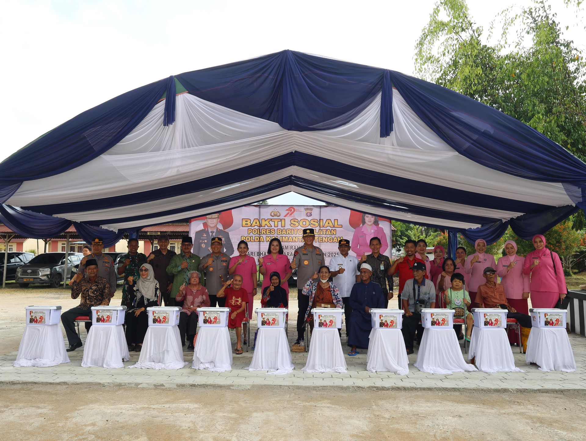 Polri Untuk Masyarakat, Kapolda Kalteng Pimpin Bakti Kesehatan Dan Berikan Bansos Saat Kunker Di Barsel