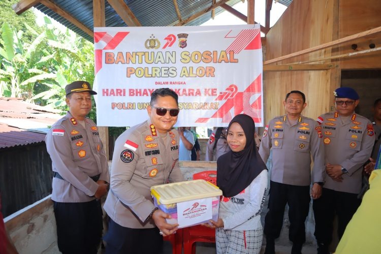 Menjelang HUT Bhayangkara Ke-79, Wakapolda NTT Bersama PJU Polda NTT Bagikan Bansos di Kabupaten Alor