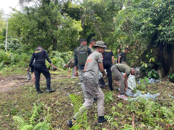 Rangkaian Peringatan HUT Bhayangkara ke-79, Satbrimob Polda Malut Bersihkan Jalur Pendakian Taman Love Ternate