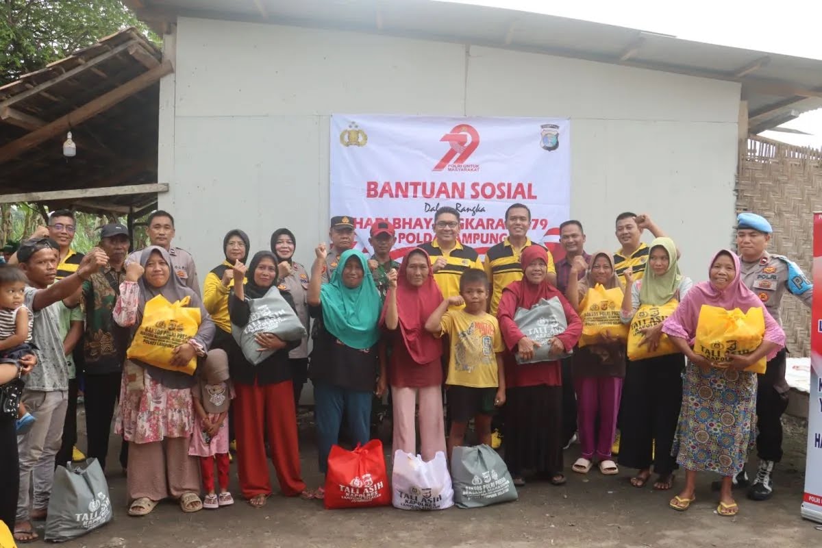 Dalam Memperingati Hari Bhayangkara, Polisi Gelar Baksos & Bagikan Sembako Kepada Warga Kecamatan Kalianda