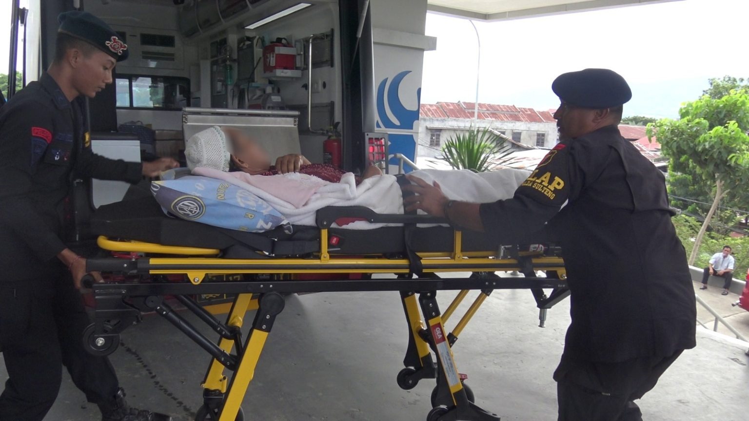 Brimob Sulteng Salurkan Bantuan Kemanusiaan Lewat Layanan Ambulans Gratis di Palu