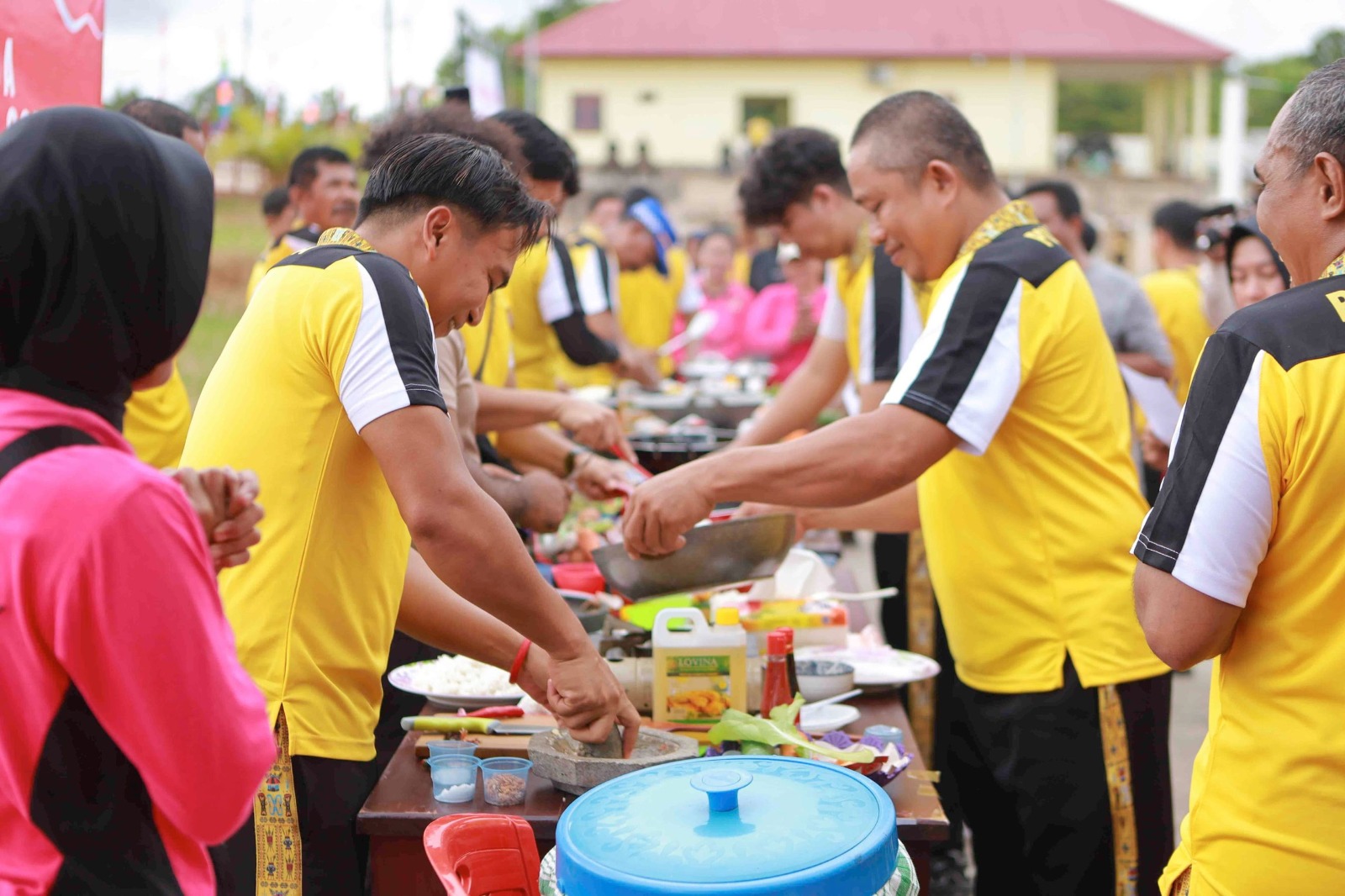 Seru Perlombaan Anggota Polisi di Boven Digoel dalam perlombaan masak Nasi Goreng Jelang HUT Bhayangkara ke 79
