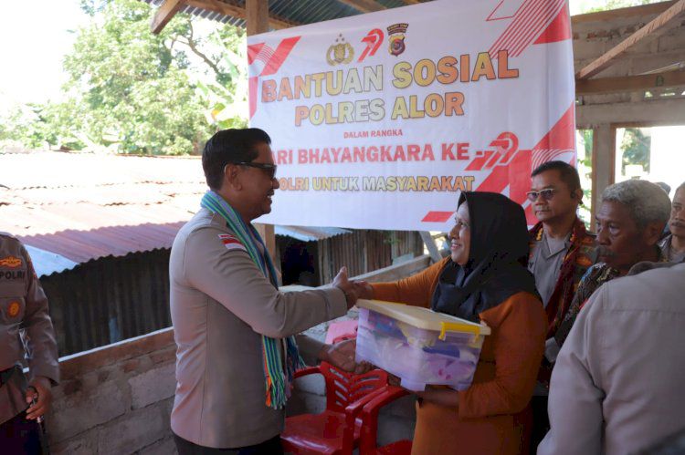 Sentuhan Kasih Polri: Wakapolda NTT Bagikan Bansos di Alor Sambut Hari Bhayangkara ke-79