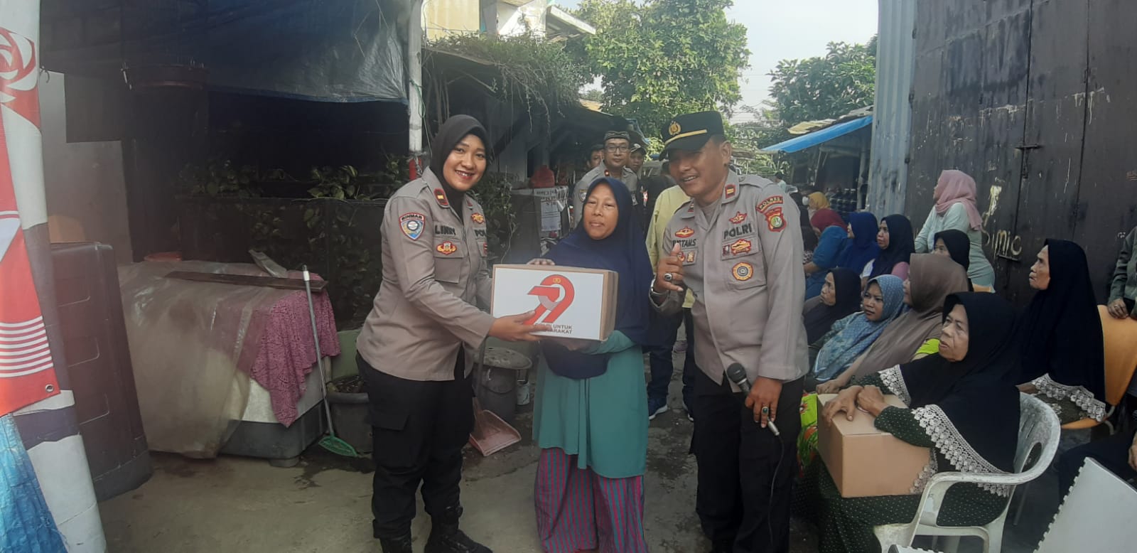 Polsek Ciputat Timur Salurkan 50 Paket Sembako dalam Rangka HUT Bhayangkara ke-79 di Kelurahan Rengas