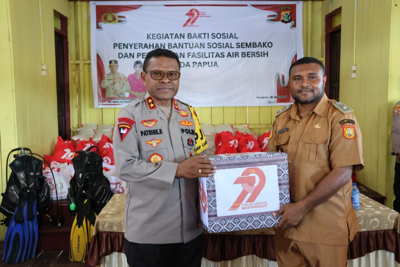 Kapolda Papua Laksanakan Bakti Sosial di Kampung Enggros dalam Rangka Hari Bhayangkara ke-79