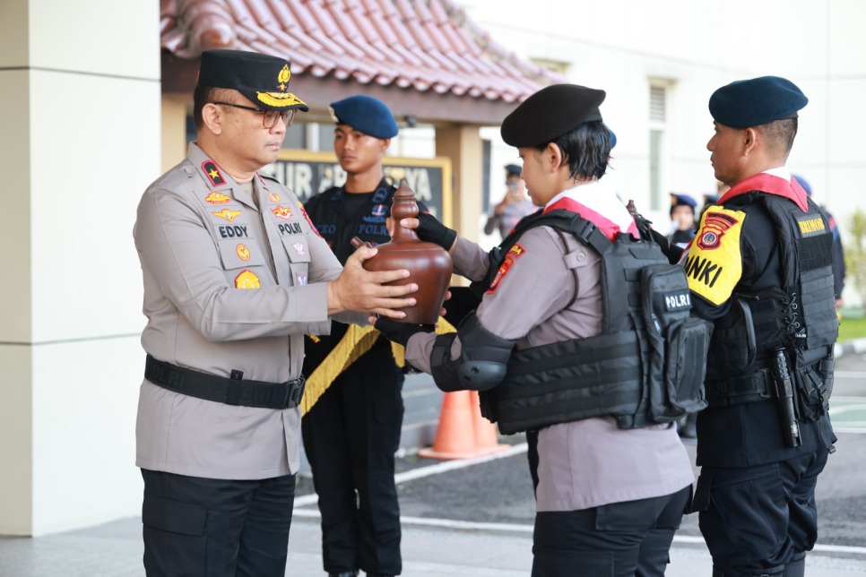 Polda DIY Gelar Tradisi Pengambilan dan Penyerahan Air Suci dari Umbul Manten Lereng Merapi Dalam Rangka Hari Bhayangkara ke-79