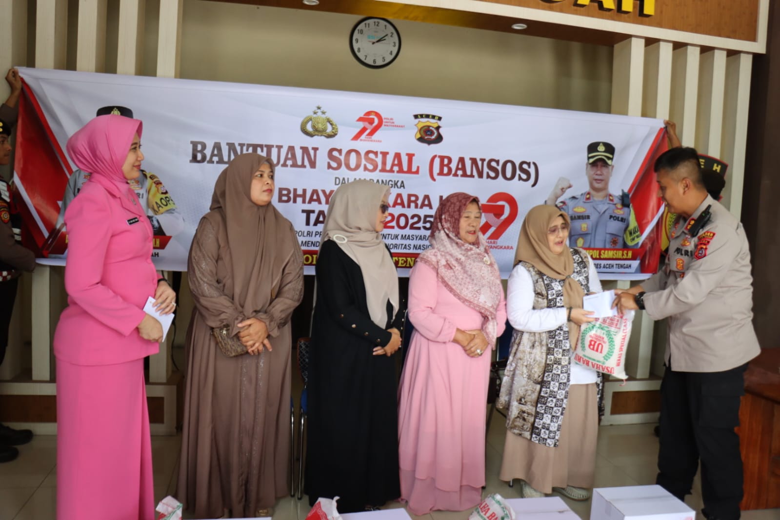 Peringati Hari Bhayangkara ke-79, Kapolres Aceh Tengah dan Ketua Bhayangkari Beri Tali Asih kepada Personel dan Warakawuri
