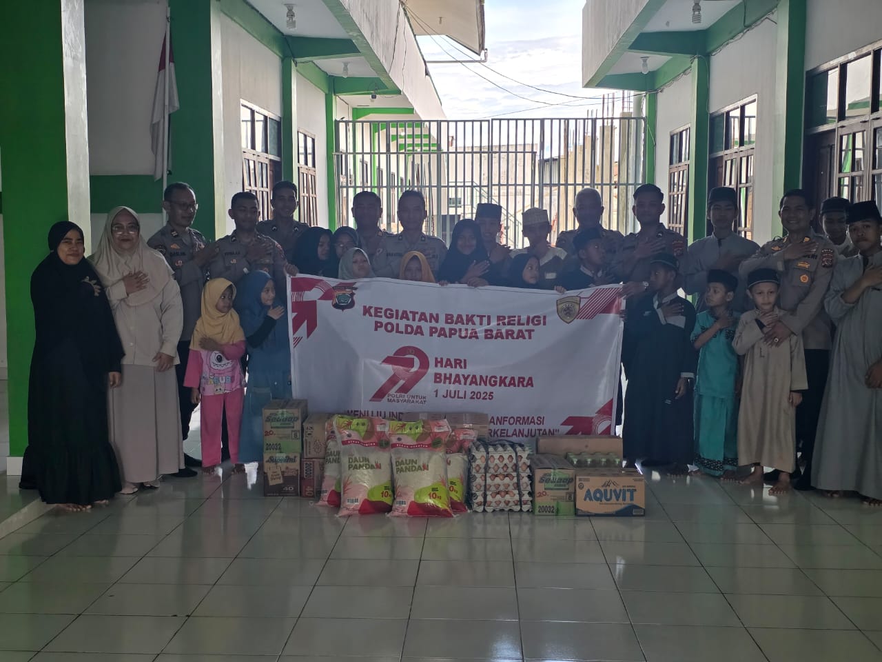 Jelang Hari Bhayangkara Ke-79, Biro SDM Polda Papua Barat  Bakti Religi Serahkan Sembako Kepada Masyarakat