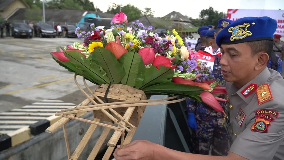 Sambut Hari Bhayangkara Ke-79, Wakapolda Bali Pimpin Upacara Tabur Bunga di Laut Benoa
