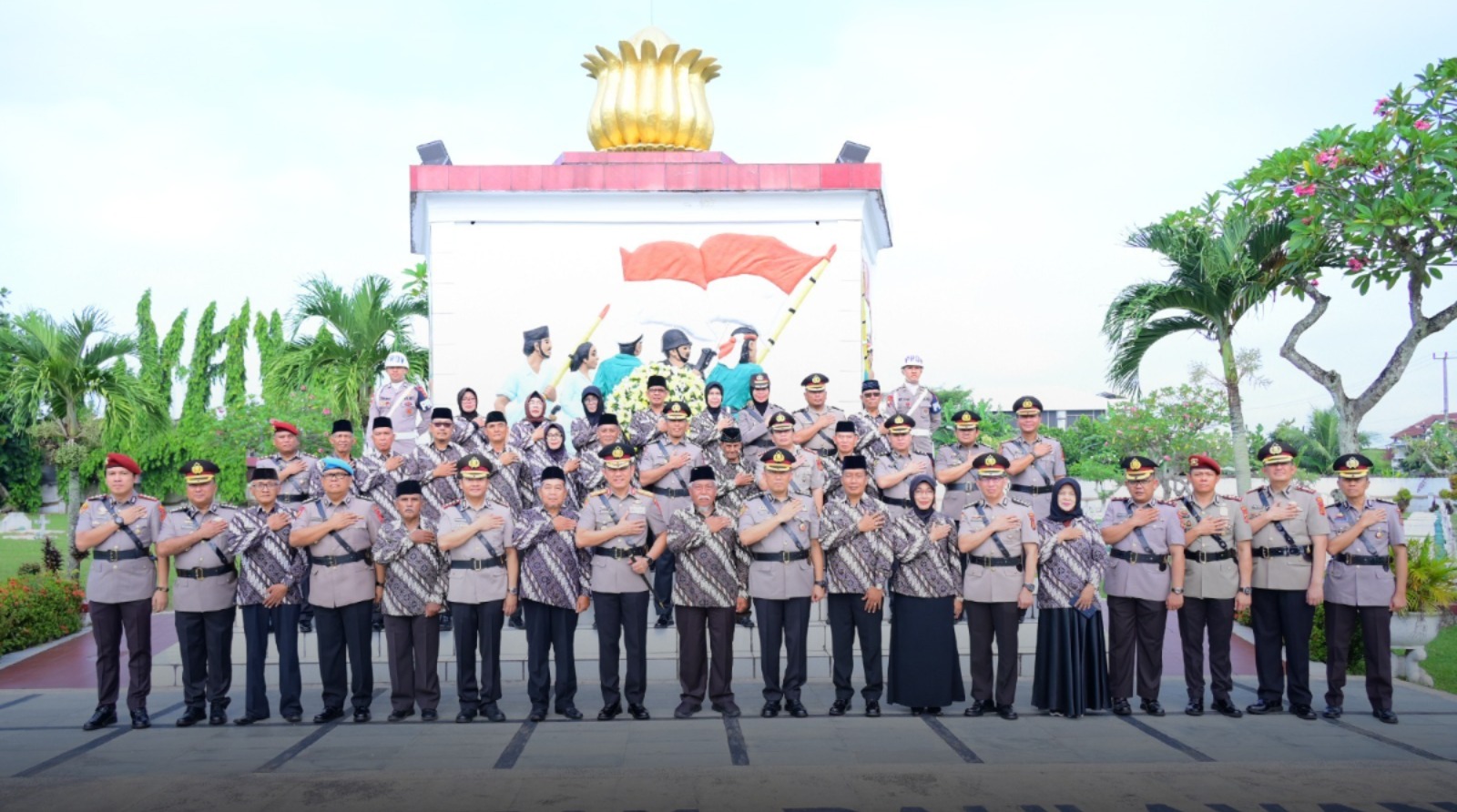 Kapolda Jambi Pimpin Tabur Bunga di TMP Satria Bhakti dalam rangka HUT Bhayangkara ke - 79