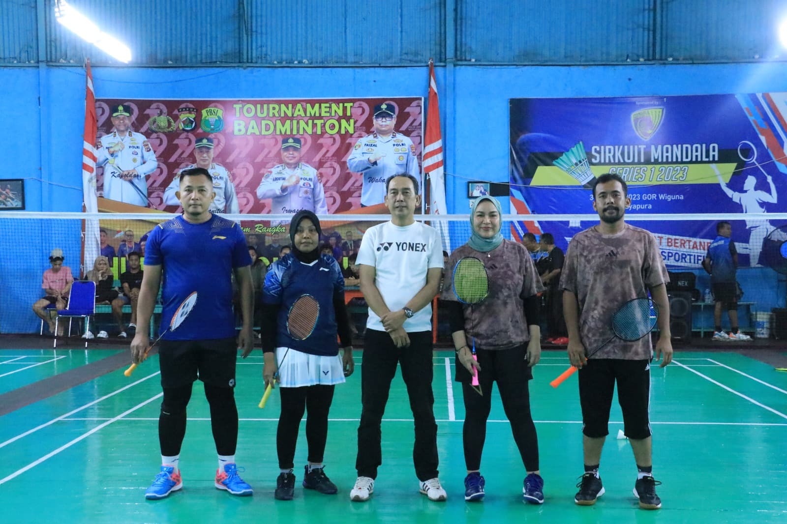 Semangat Sportivitas Terus Berkobar dalam Rangkaian Pertandingan Bulutangkis HUT Bhayangkara ke-79 Hari ke-6 Polda Papua