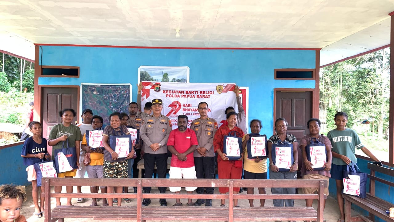 Biro SDM Polda Papua Barat Gelar Bakti Religi di Kampung Cunggrek Sambut Hari Bhayangkara ke-79