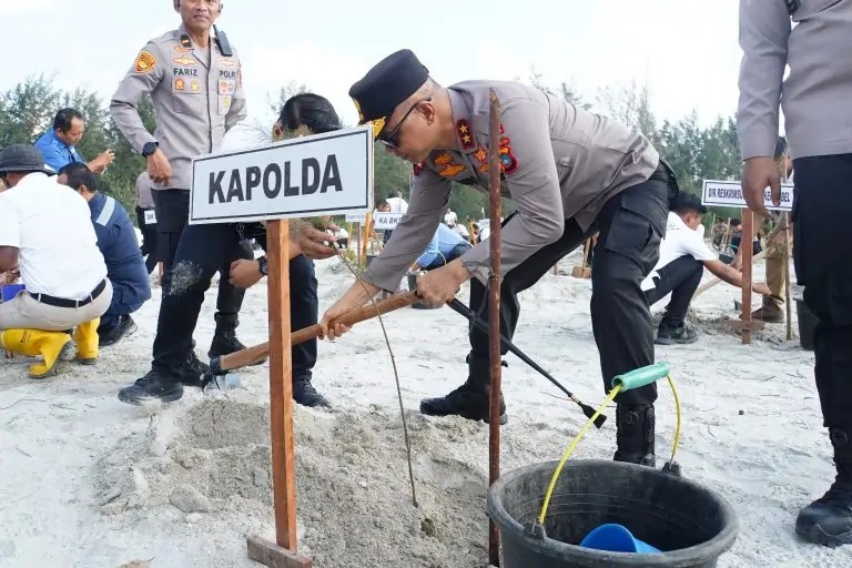 Polda Babel Kembali Lakukan Ketahanan Bumi Dengan Tamam Ribuan Pohon Sambut Hari Bhayangkara ke-79