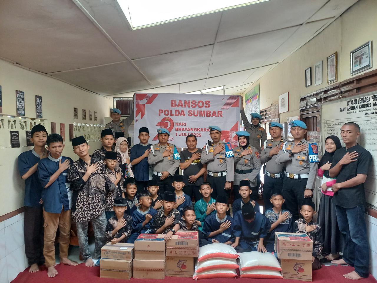 Rayakan Hari Bhayangkara ke-79, Bidpropam Polda Sumbar Berikan Bantuan Sosial ke Panti Asuhan Anak Mentawai