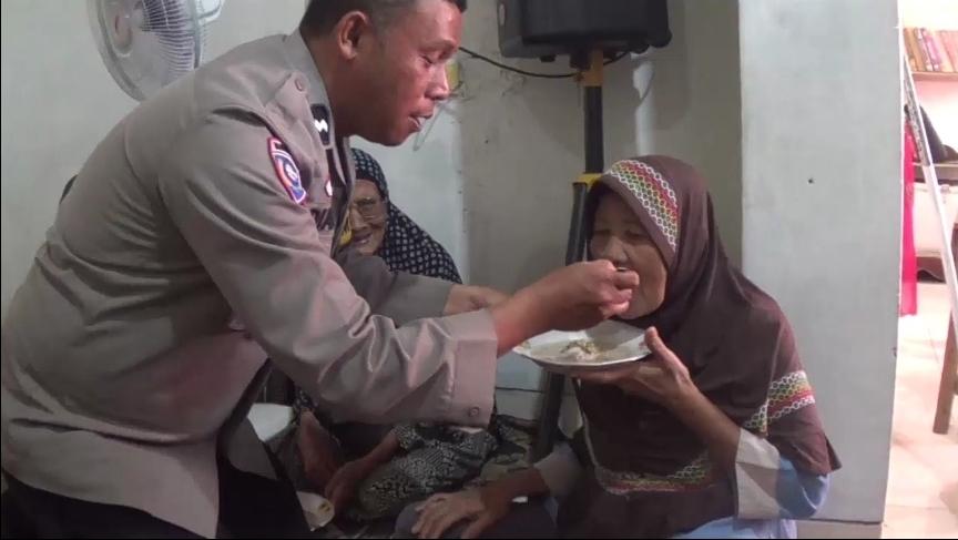 Sambut Hari Bhayangkara Ke 79, Puluhan Peserta Sekolah Lansia Tes Kesehatan Gratis