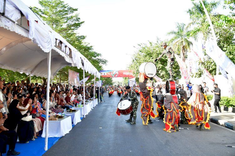 Drum Band Turangga Polda NTT Sukses Memukau Masyarakat saat Gelaran Kupang Exotic Festival 2025