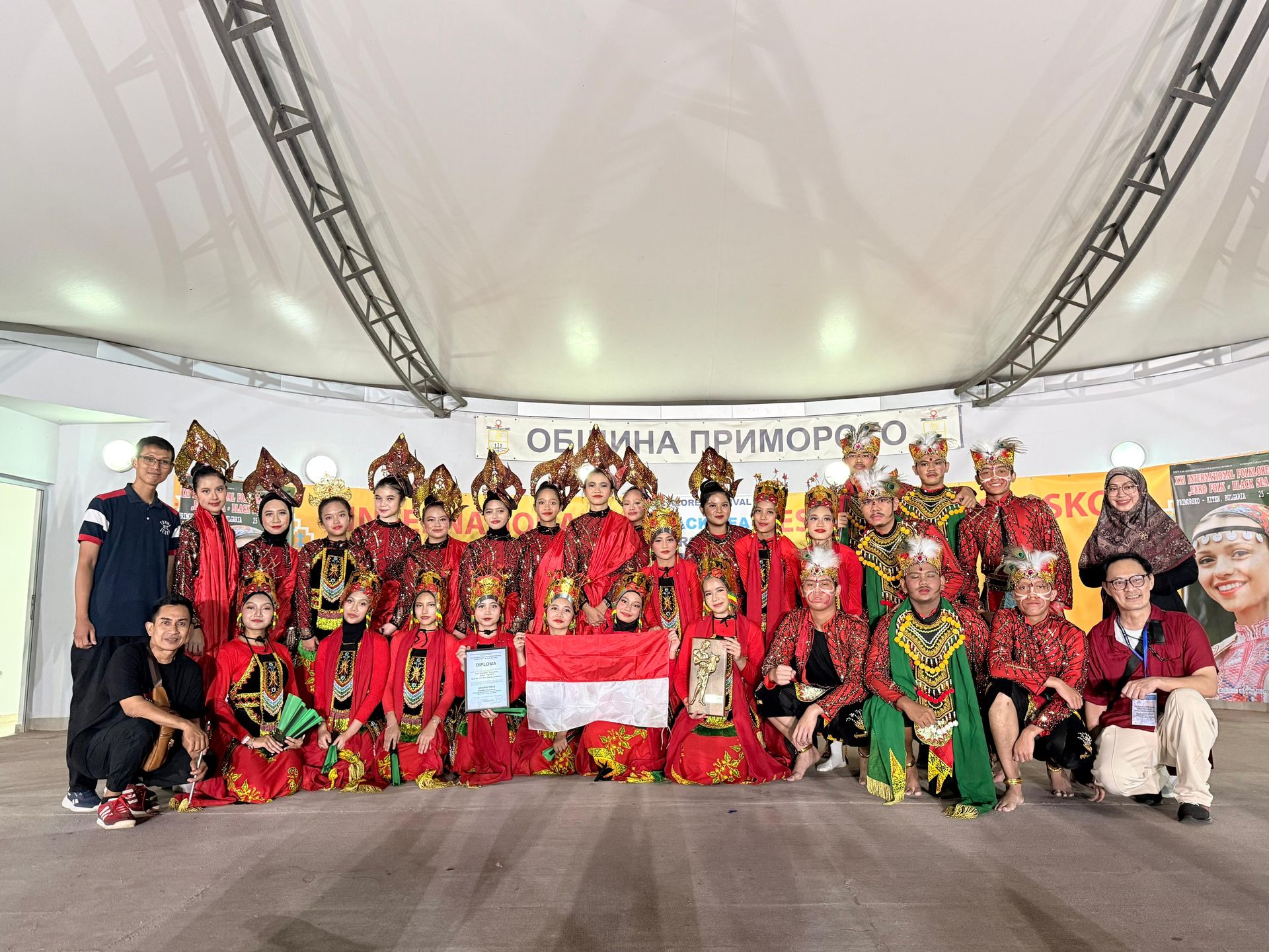 Harumkan Nama Bangsa Indonesia SMA Labschool Kebayoran Sabet Juara Umum di Festival Folklore Internasional ke-21