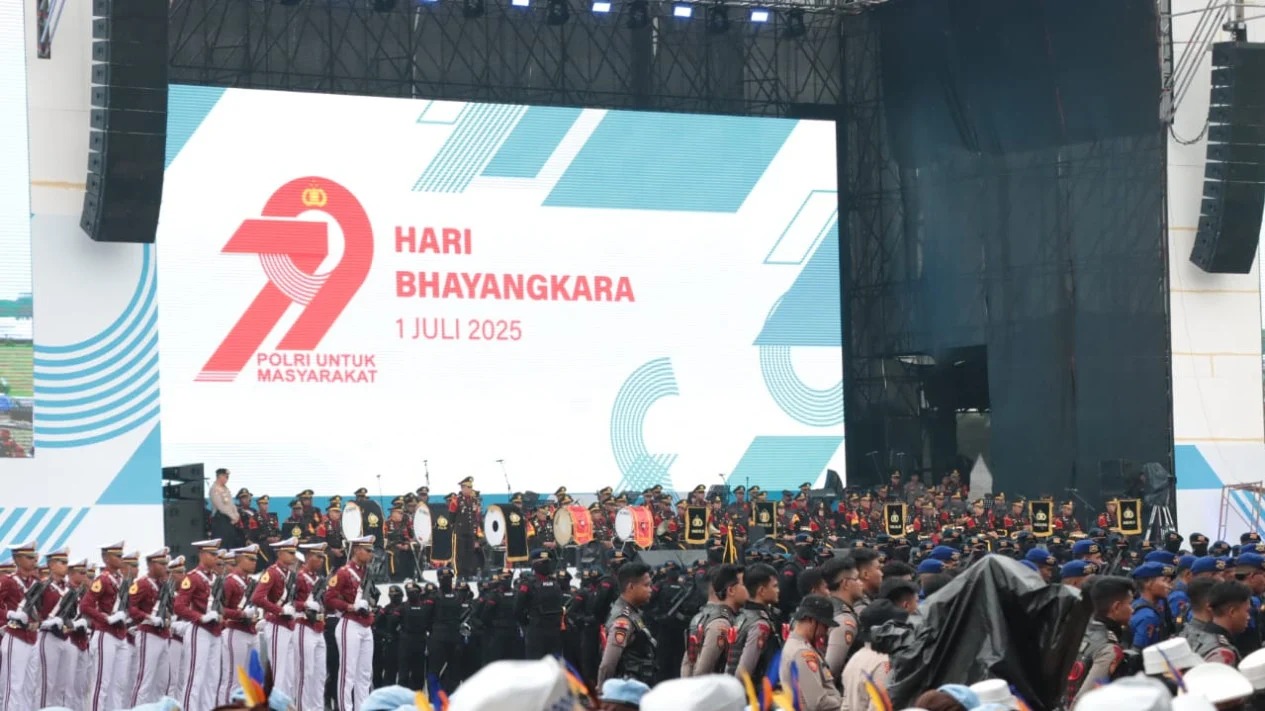 Hari Bhayangkara Ke-79, Warga Antusias Penuhi Kawasan Monas