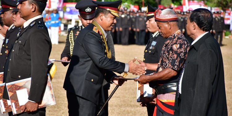 Kapolda NTT Berikan Penghargaan kepada Masyarakat dan Wartawan atas Kontribusi Besar untuk Polri