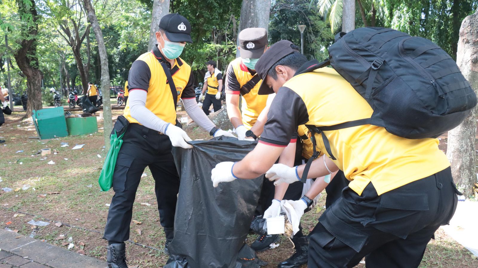 Polisi Bersihkan Sampah Usai Upacara HUT Bhayangkara ke-79 di Monas