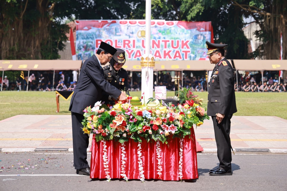 Puncak Hari Bhayangkara Ke-79, Kapolda DIY Mengajak Insan Polri Polda DIY untuk Terus Berbenah