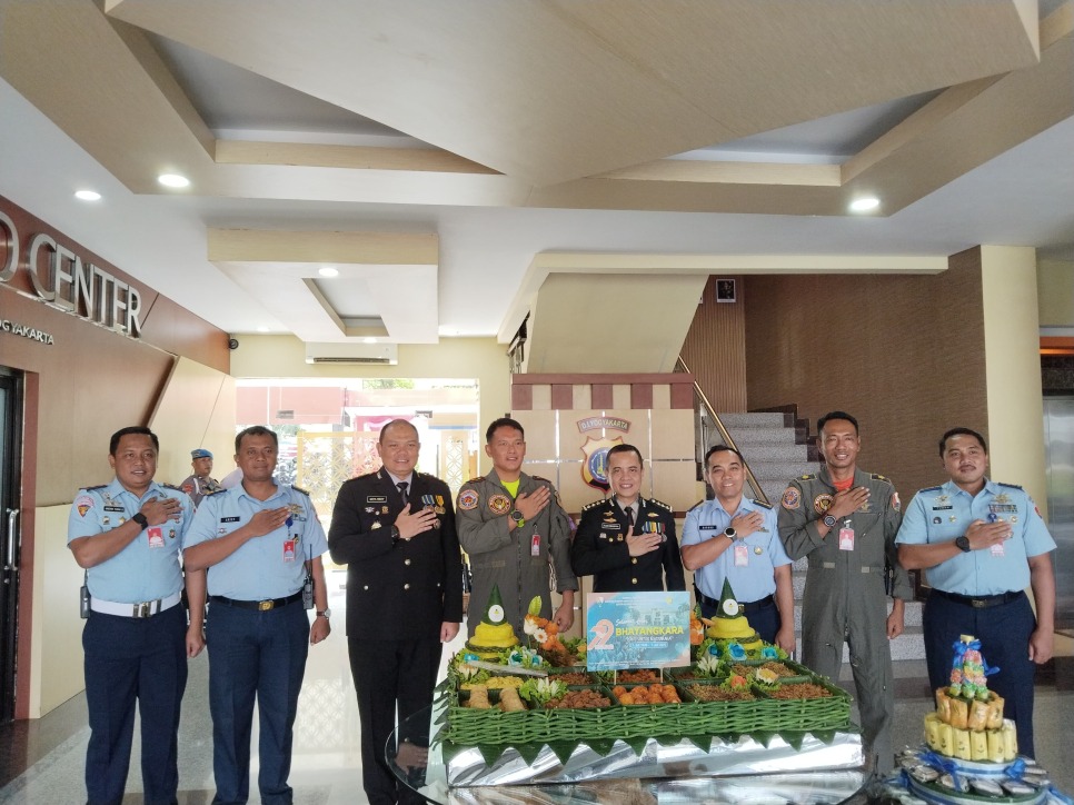 Danlanud Adisutjipto Berikan Tumpeng untuk Polda DIY dalam Rangka Hari Bhayangkara Ke-79