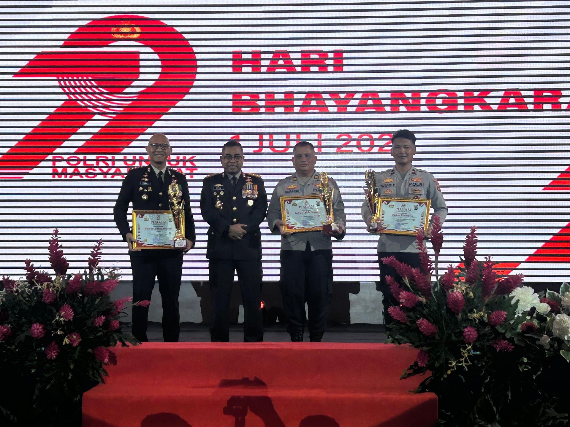 Lomba Layanan Polisi 110, Kapolresta Manokwari terima penghargaan dari Kapolda Papua Barat. 1 Juli 2025