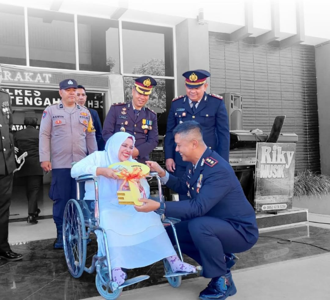 Senyum Bahagia Rosmaini, Di Hari Bhayangkara Dapat Rumah Impian Dari Kapolres Aceh tengah