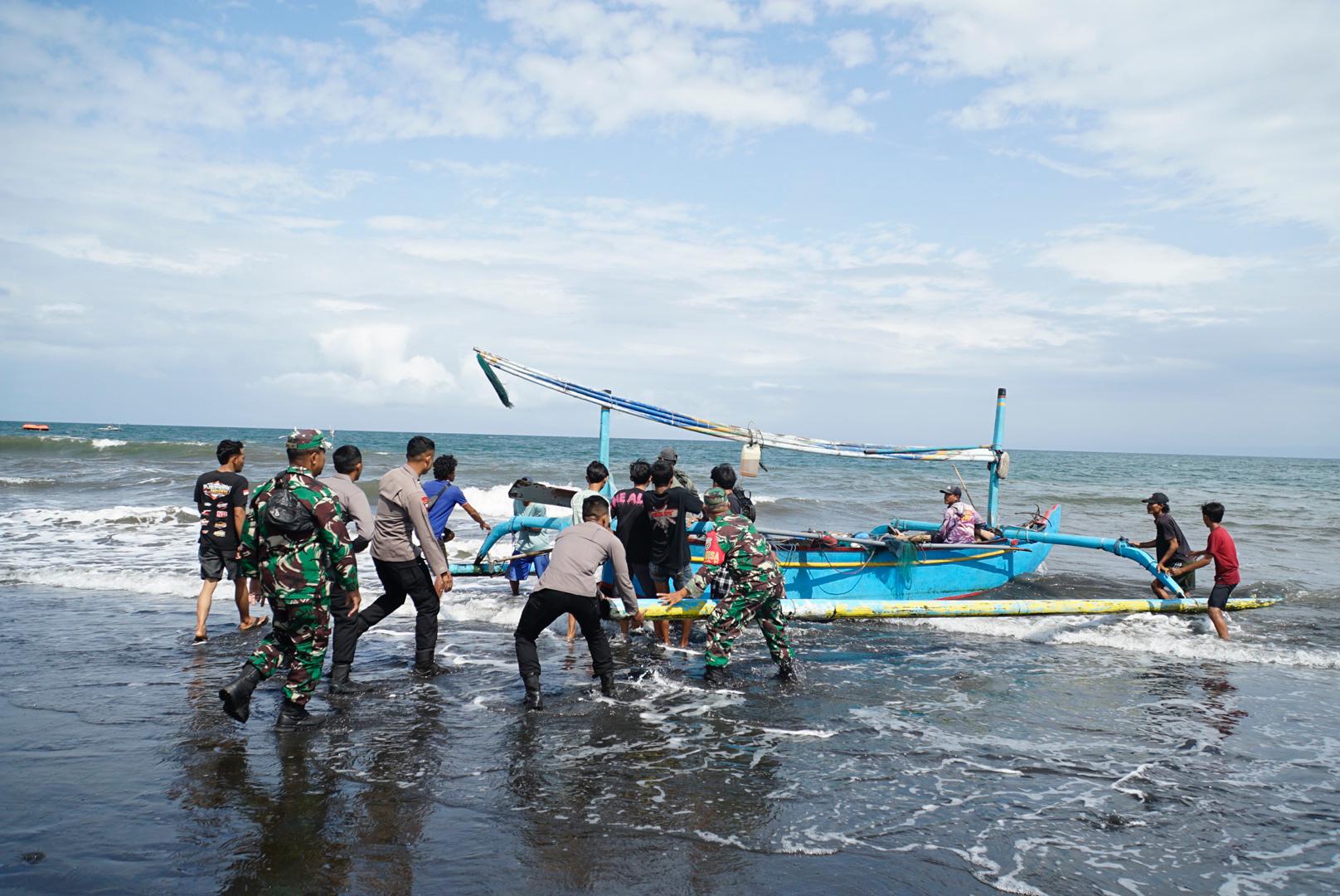 Polair Polda Jatim Kerahkan 6 Kapal Bantu Cari dan Evakuasi Korban Tenggelam di Selat Bali
