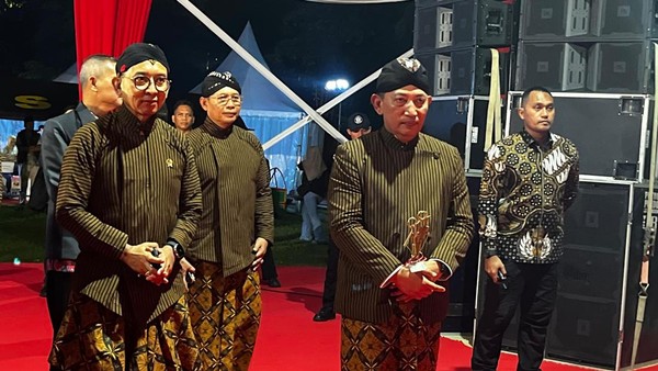 Gelar Wayang Kulit Amartha Binangun, Kapolri Sempat Berduet dengan Ketua MA