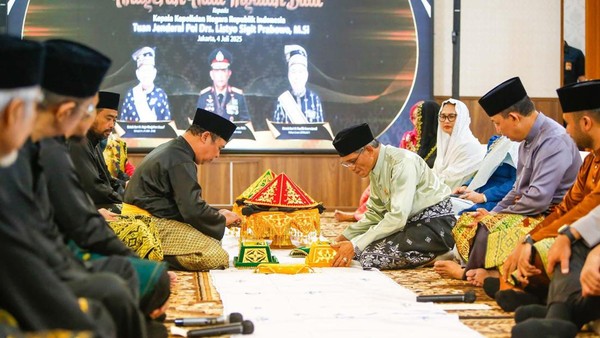 Kapolri Terima Anugerah Adat Ingatan Budi dari Lembaga Adat Melayu Riau