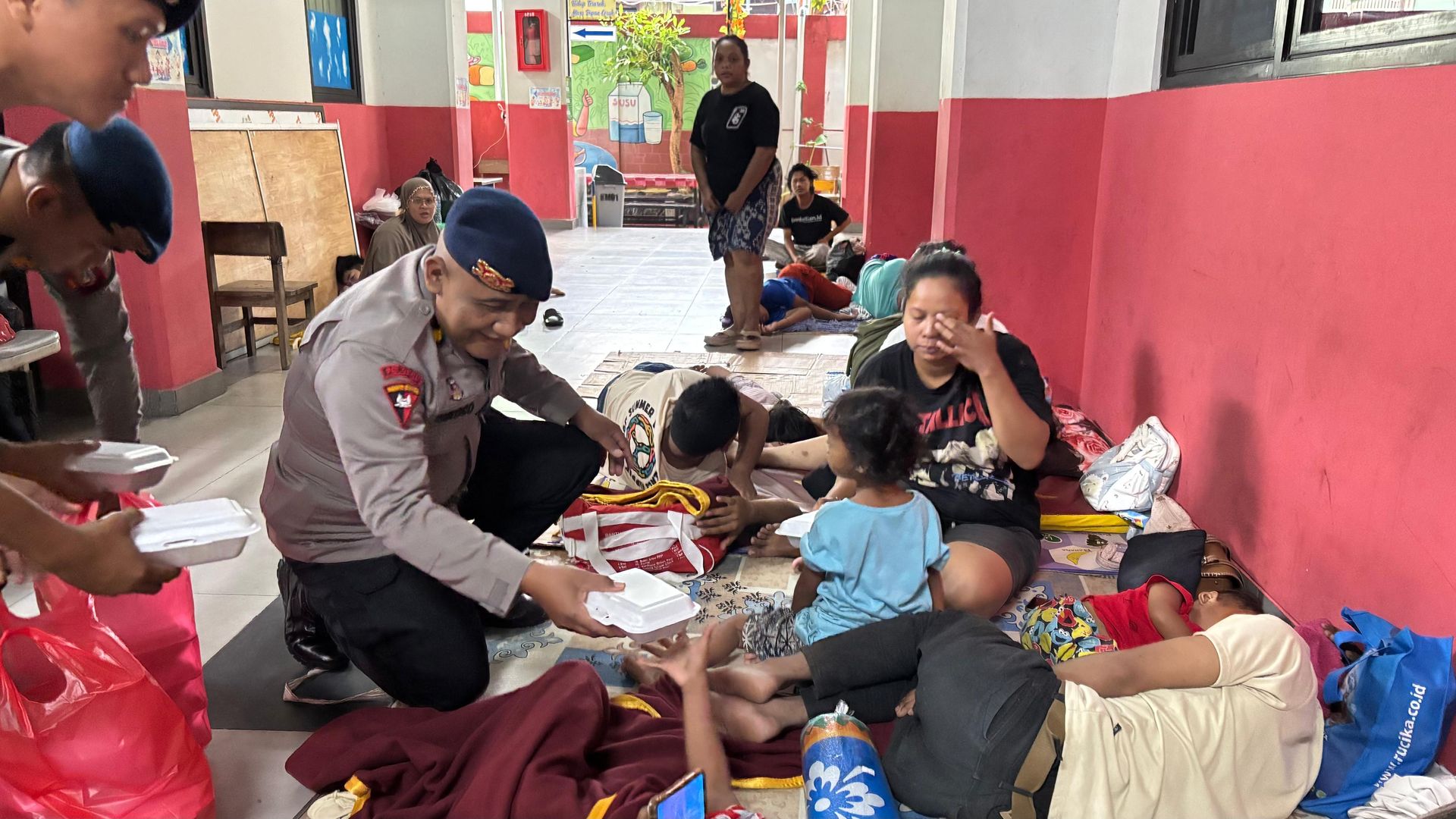 Brimob Gelar Dapur Lapangan di Kampung Melayu, Bantu Warga Terdampak Banjir