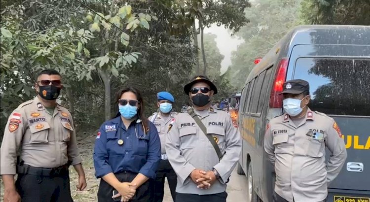 Polri untuk Masyarakat: Tim Medis Polda NTT Sigap Melayani di Tengah Erupsi Gunung Lewotobi