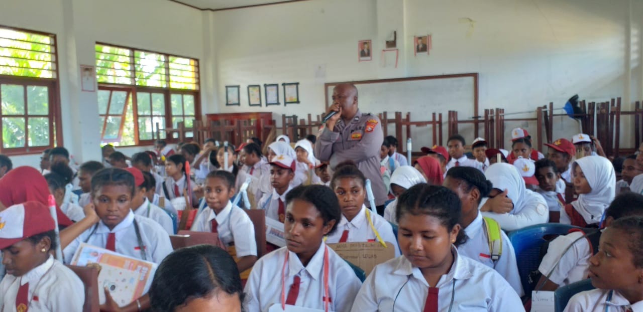 Peduli Generasi Muda, Sat Binmas Polres Sarmi Berikan Sosialisasi Bahaya Narkoba dan Tertib Lalu Lintas di SMPN 1 Sarmi