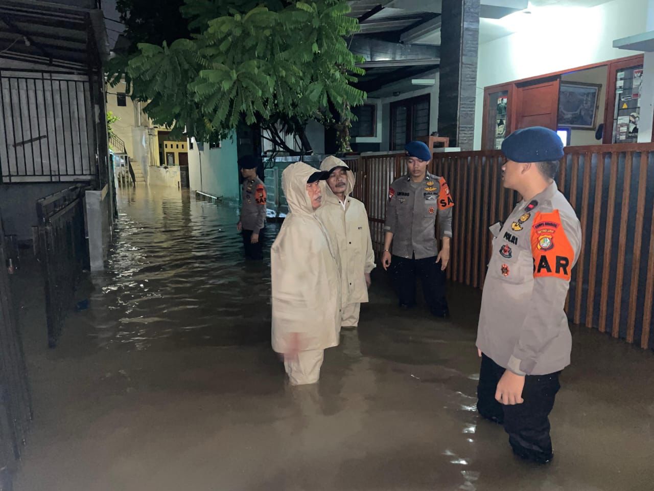 Brimob Polda Metro Laksanakan Patroli Siaga Banjir di Jati Padang