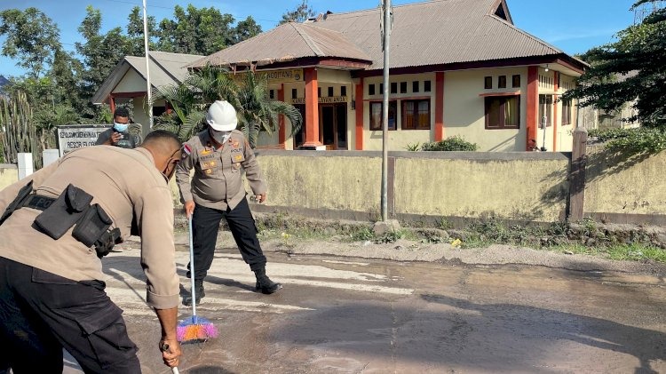 Wakapolres Flotim Turun Langsung Pimpin Pembersihan Jalan Tertutup Abu Vulkanik Erupsi Gunung Lewotobi Laki-laki