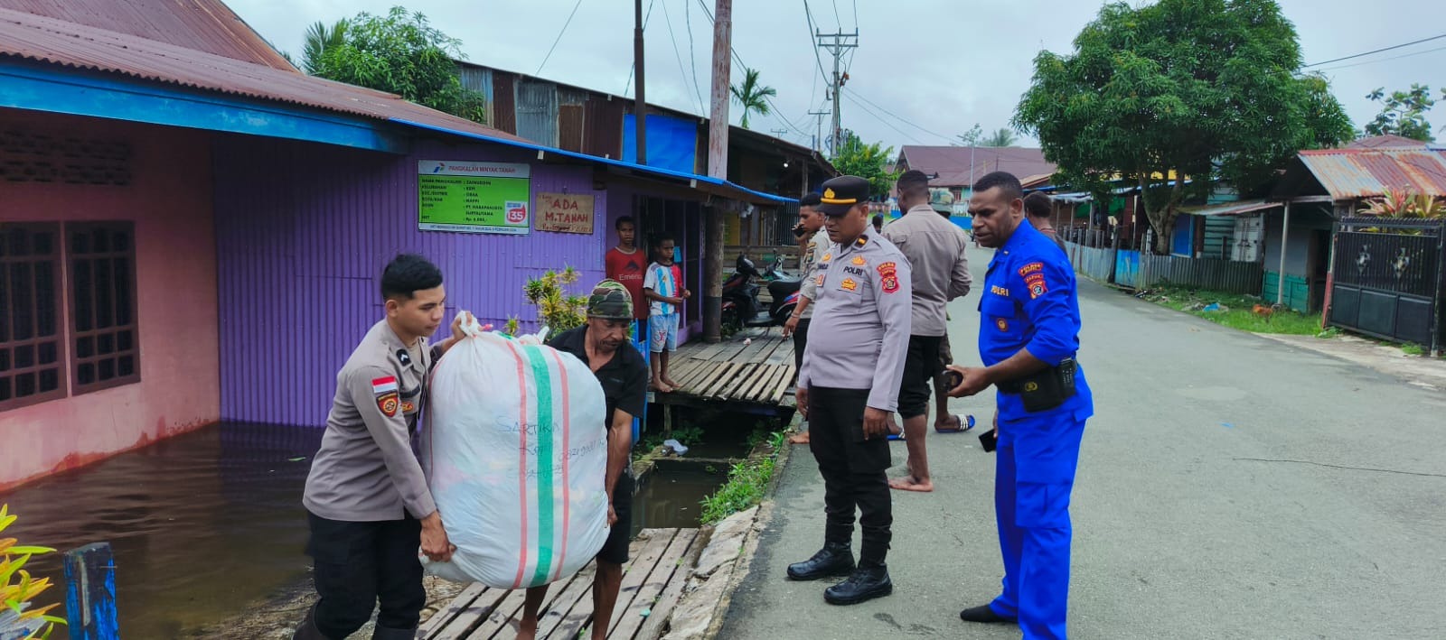 Polres Mappi Bersama TNI Dan Pemda Mappi Evakuasi Masyarakat Terdampak Banjir Di Kota Kepi