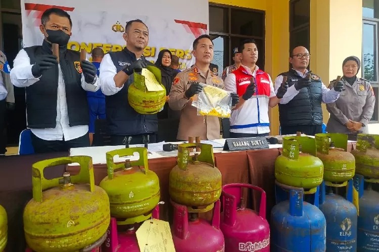 Polisi Ungkap Kasus Pengoplosan LPG di Purwakarta
