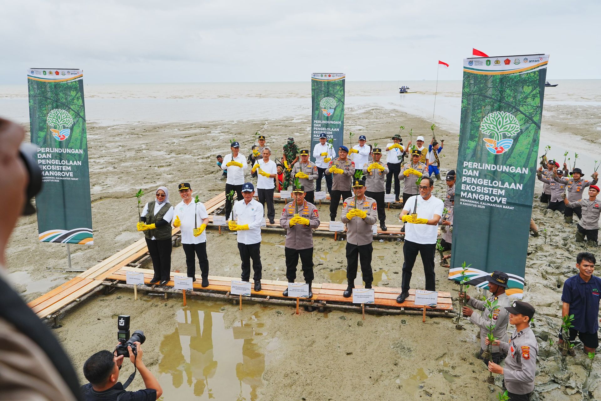 Kapolri dan Menteri LH Tanam Mangrove di Kalbar, Dorong Kepedulian Untuk Lestarikan Lingkungan