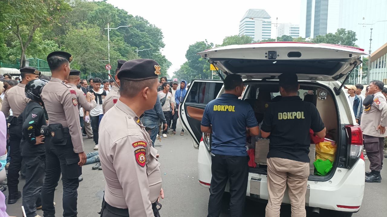 Polisi Sigap Berikan Pertolongan Peserta Aksi Yang Kelelahan di Monas