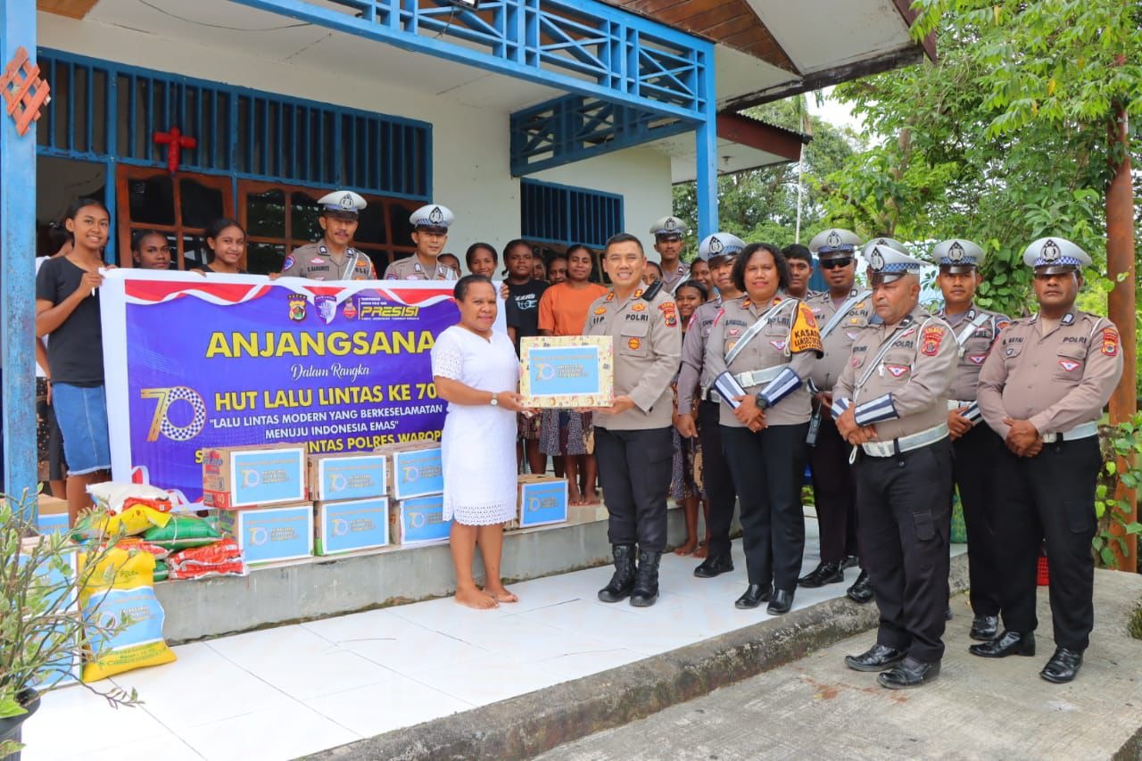 Wujud Kepedulian, Polres Waropen Gelar Anjangsana Dan Bansos Dalam Rangka HUT Lalu Lintas Bhayangkara Ke 70 Tahun 2025