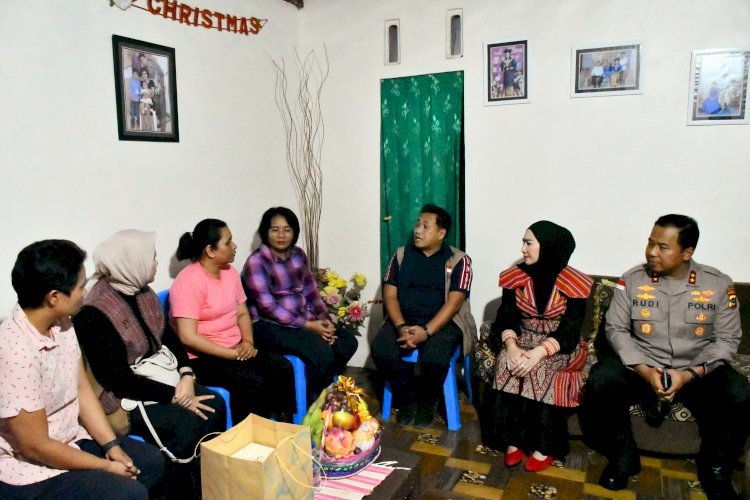Kapolda NTT dan Ketua Bhayangkari Kunjungi Dua Polwan Sakit, Bawa Dukungan Moril dan Terapi Pemulihan