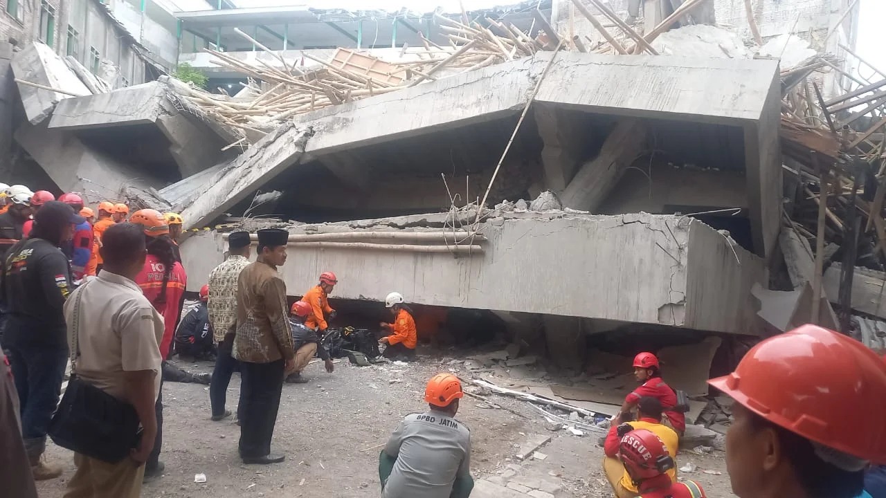 Polisi Melarang Warga Masuk Lokasi Musala Ambruk Al Khoziny di Jatim