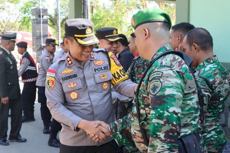 Kehangatan Sinergitas : Kapolres Sumba Timur Beri Kejutan Tumpeng di HUT ke-80 TNI