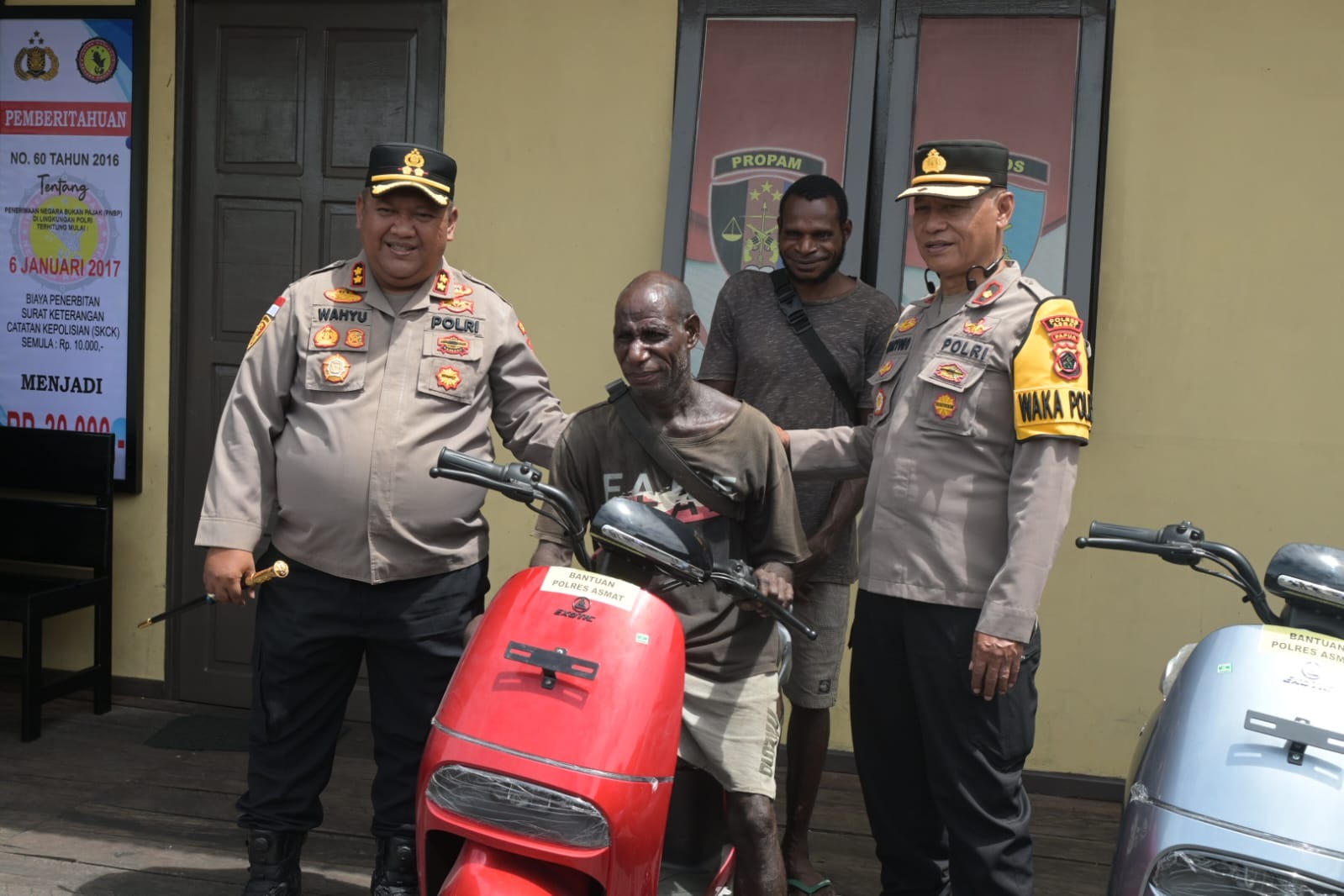 Kapolres Asmat Berikan Langsung Bantuan Motor Listrik Kepada Masyarakat