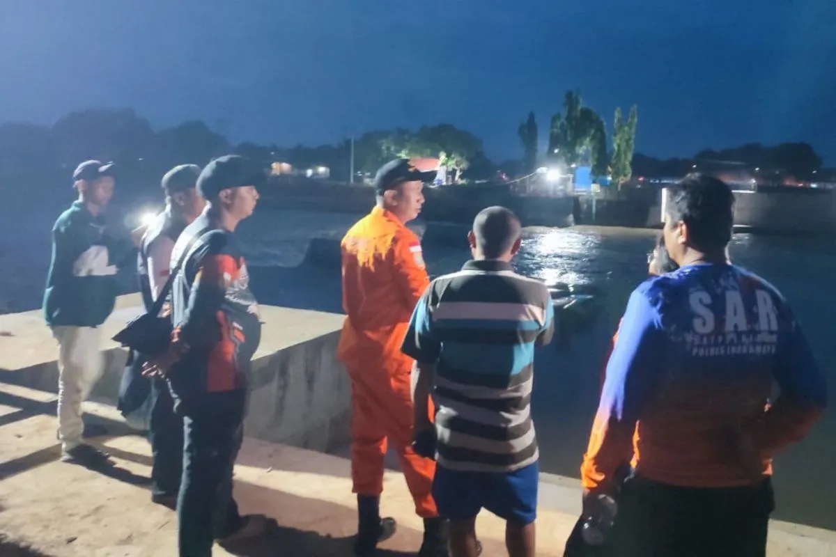 Tim SAR Masih Mencari 2 Mahasiswa yang Hanyut di Bendungan Indramayu