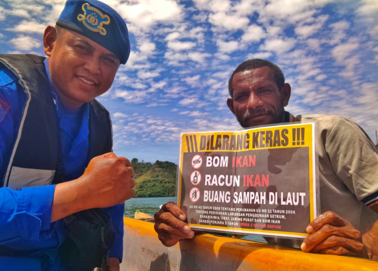 ‎Wujud Keakraban dan Kepedulian, Bhabinkamtibmas Kampung Enggros Ajak Masyarakat Jaga Laut