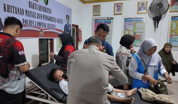 Polres Lampung Selatan Gelar Bakti Sosial, Sunatan Massal, dan Pemeriksaan Kesehatan Lansia di Desa Ruguk