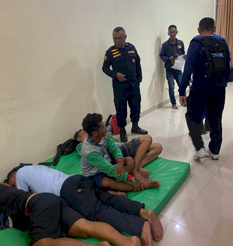 Ditpolairud Polda NTT Berhasil Selamatkan 9 Awak KLM Helewa yang Alami Kerusakan Mesin di Laut Sawu